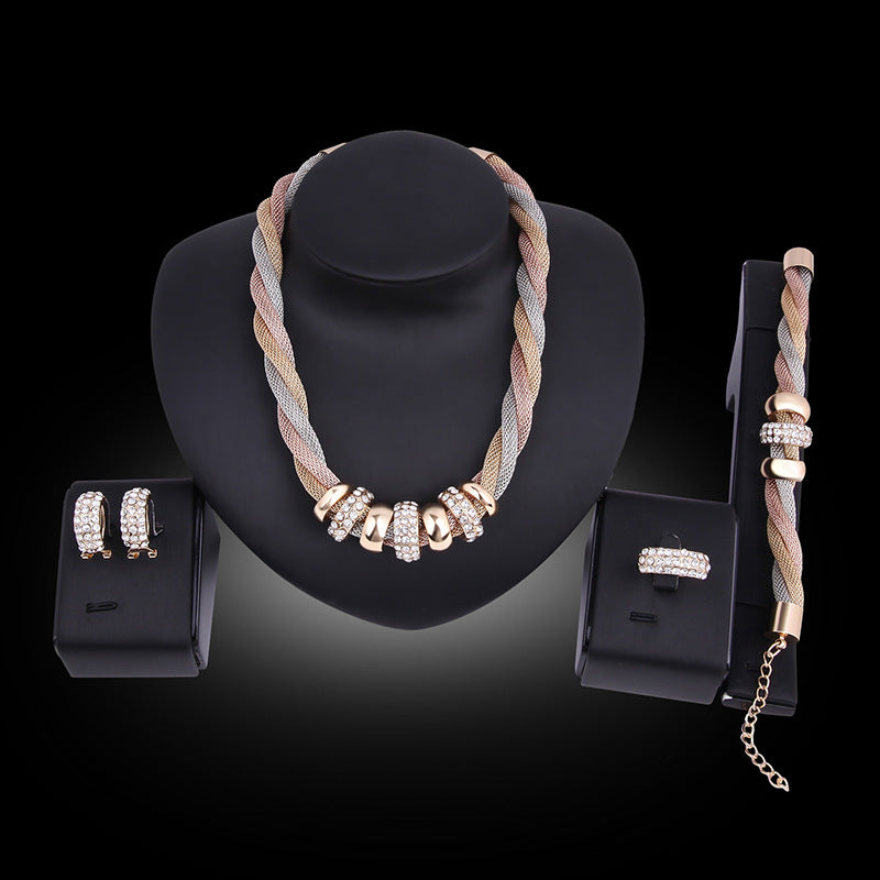 Ensemble quatre pièces plaqué or avec diamants, à la mode