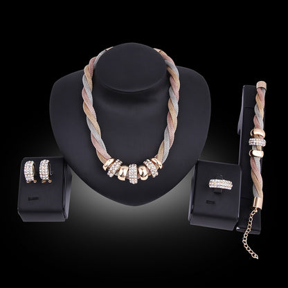 Ensemble quatre pièces plaqué or avec diamants, à la mode