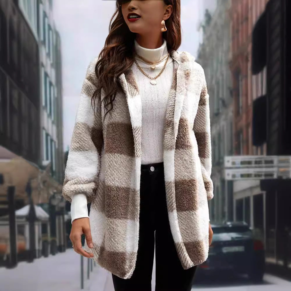 Cardigan long en maille à carreaux et coutures contrastées
