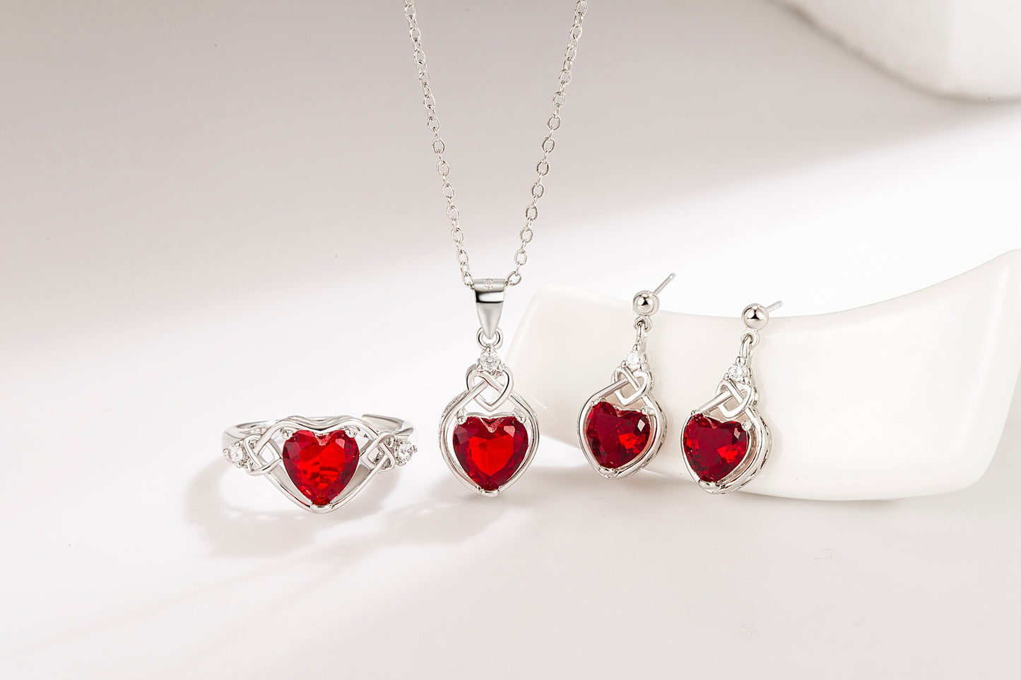 Parure de bijoux en rubis en forme de cœur