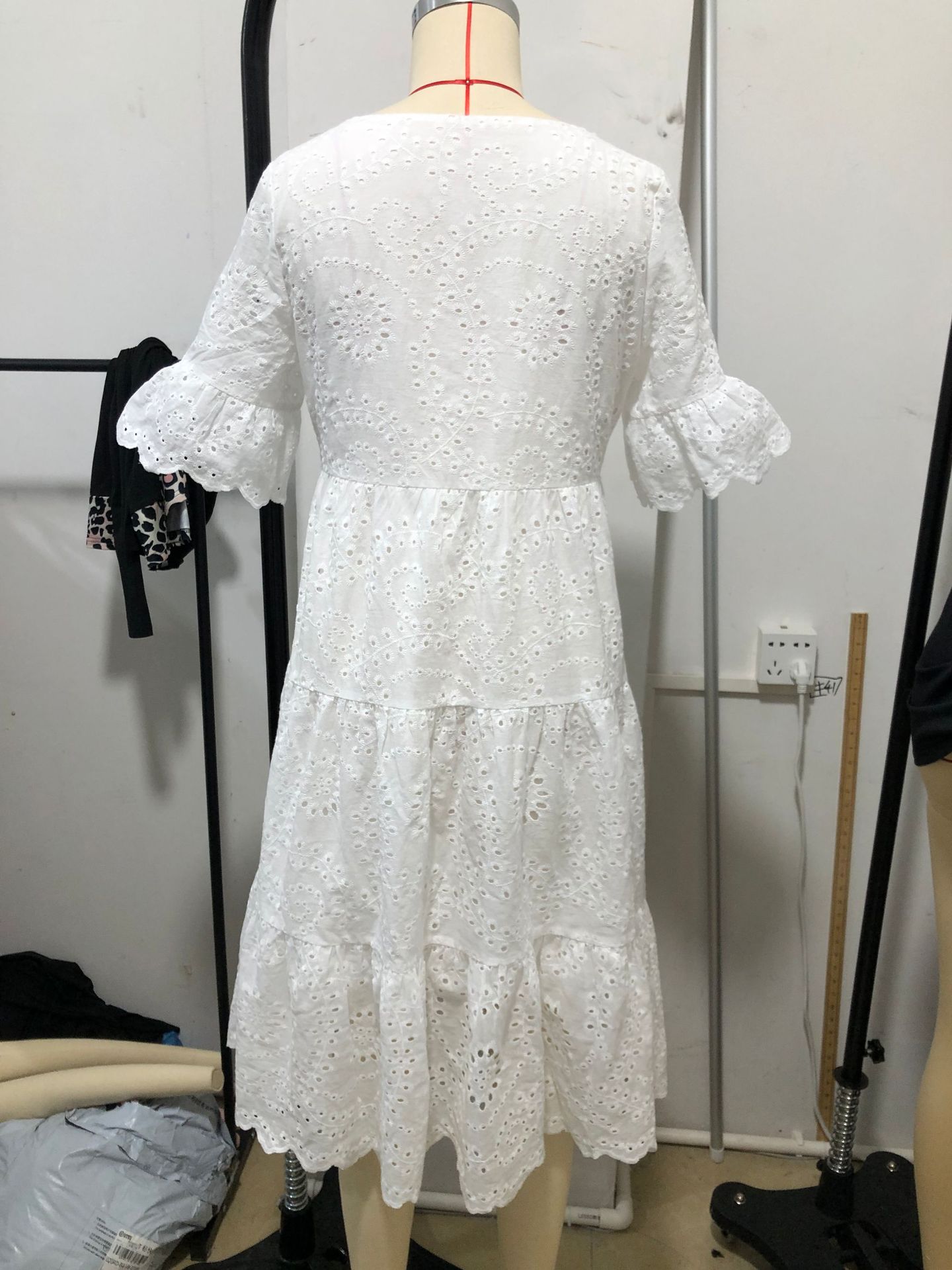 Robe décontractée pour femme à broderies, creusée, à manches courtes et col rond, avec volants aux manches et à la taille