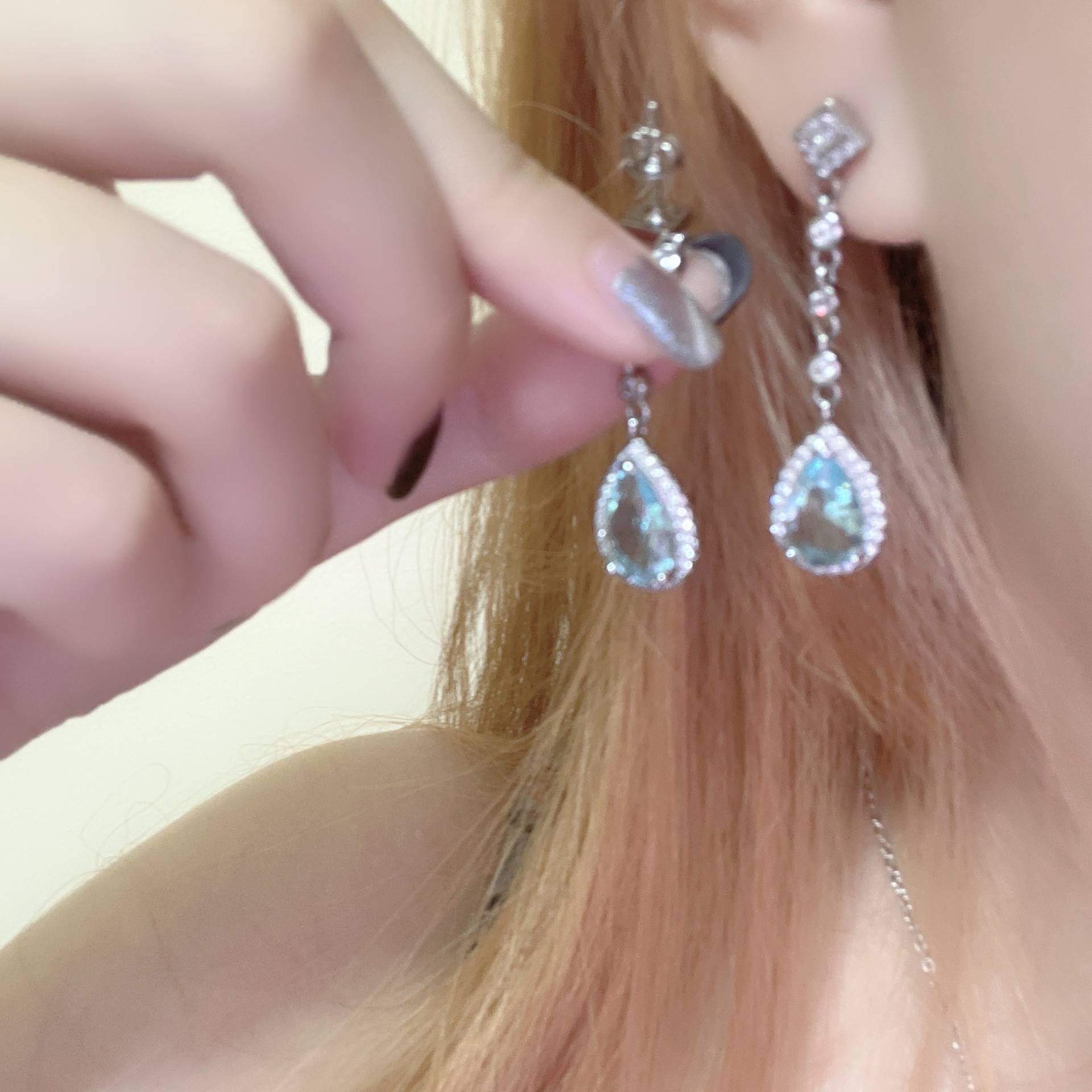 Collier Gemme Larmes de Sirène Boucles d'oreilles Puces de Luxe Léger Haut de Gamme Bijoux au Design Simple, Élégant et Unique