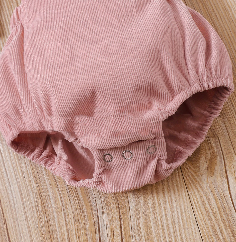 Traje de camiseta lisa con raya hundida y pantalón con tirantes