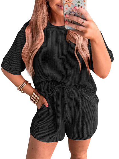 Ensemble deux pièces short taille élastique et haut col rond ondulé à manches courtes
