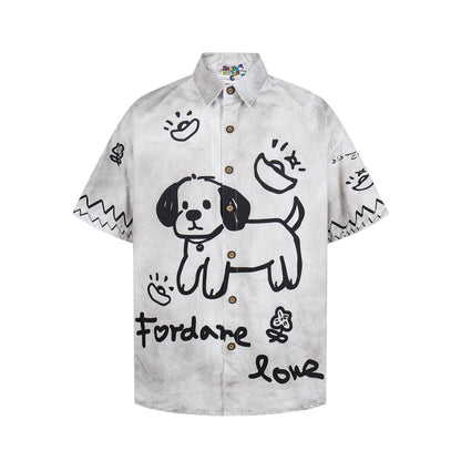 Perrito grafitero ensuciando camiseta vieja