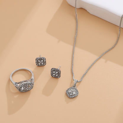 Parure de mariée trois pièces : bague de fiançailles, clous d'oreilles et collier