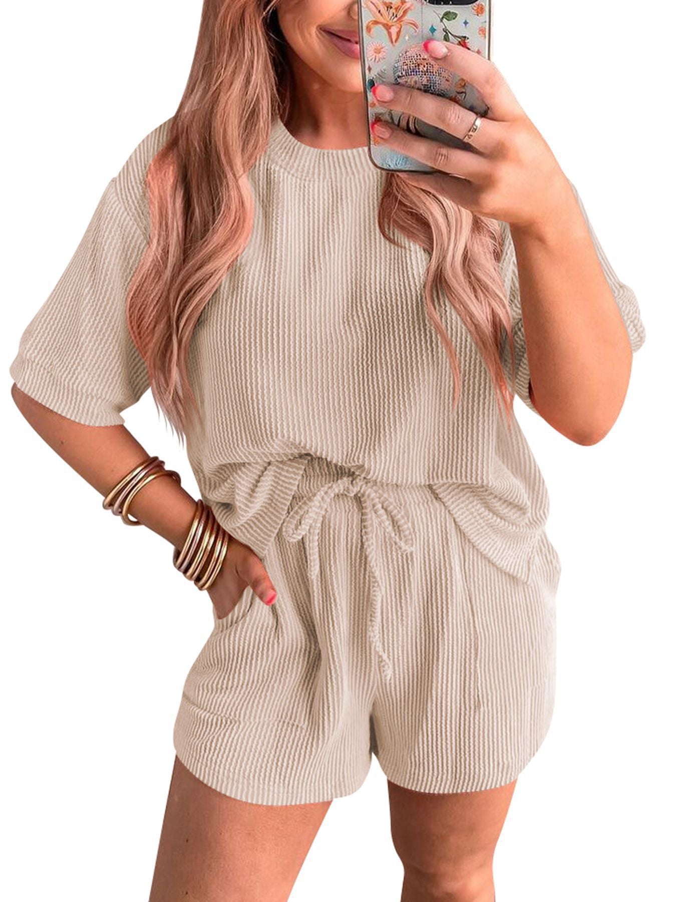 Ensemble deux pièces short taille élastique et haut col rond ondulé à manches courtes