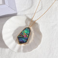 Collier en résine à longues facettes et coquille d'ormeau