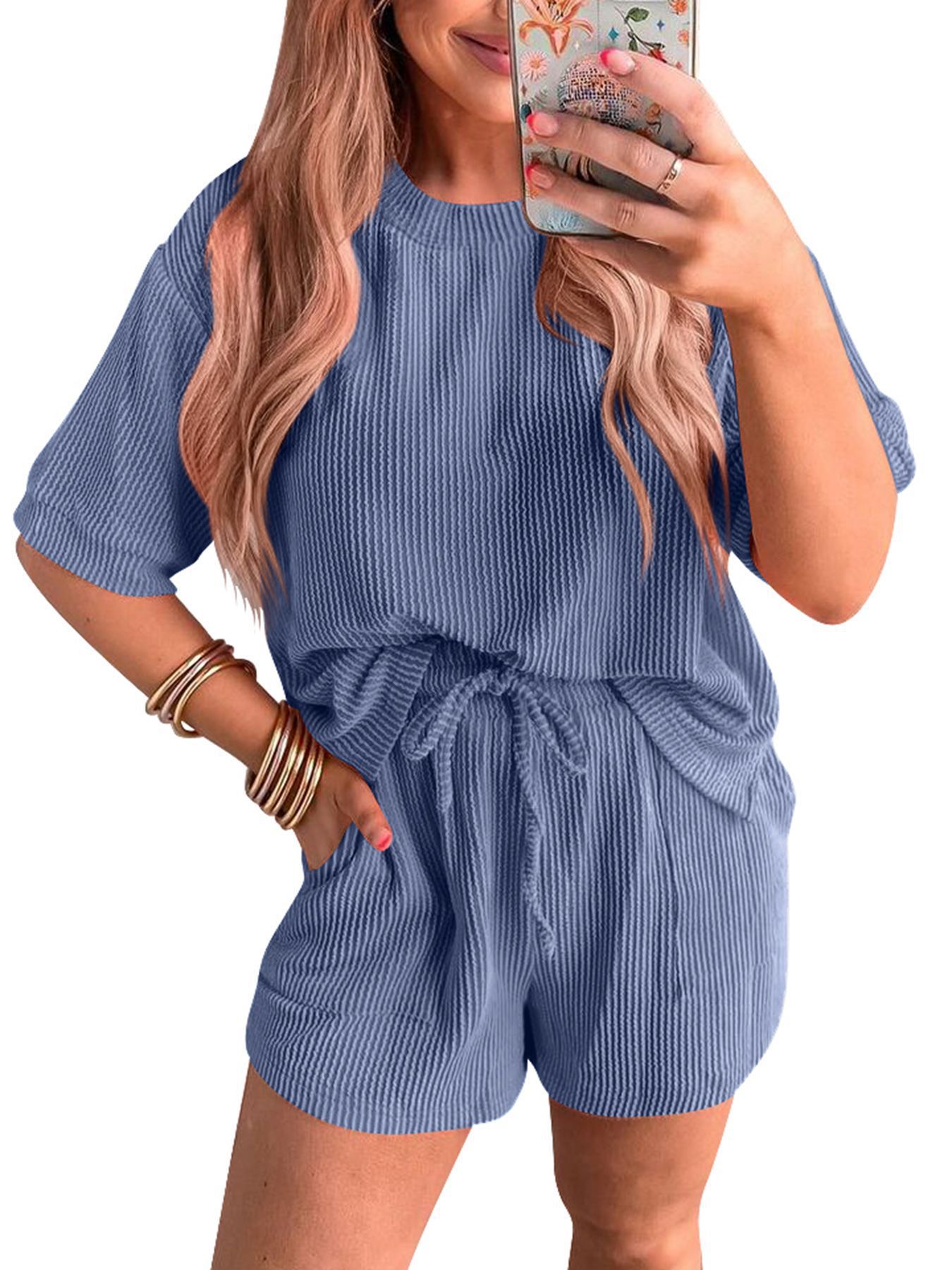 Ensemble deux pièces short taille élastique et haut col rond ondulé à manches courtes