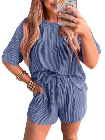 Ensemble deux pièces short taille élastique et haut col rond ondulé à manches courtes