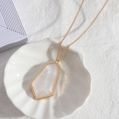Collier en résine à longues facettes et coquille d'ormeau