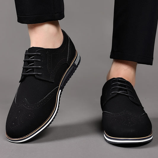 Zapatos masculinos de cuero tallado con suela blanca ancha y de moda