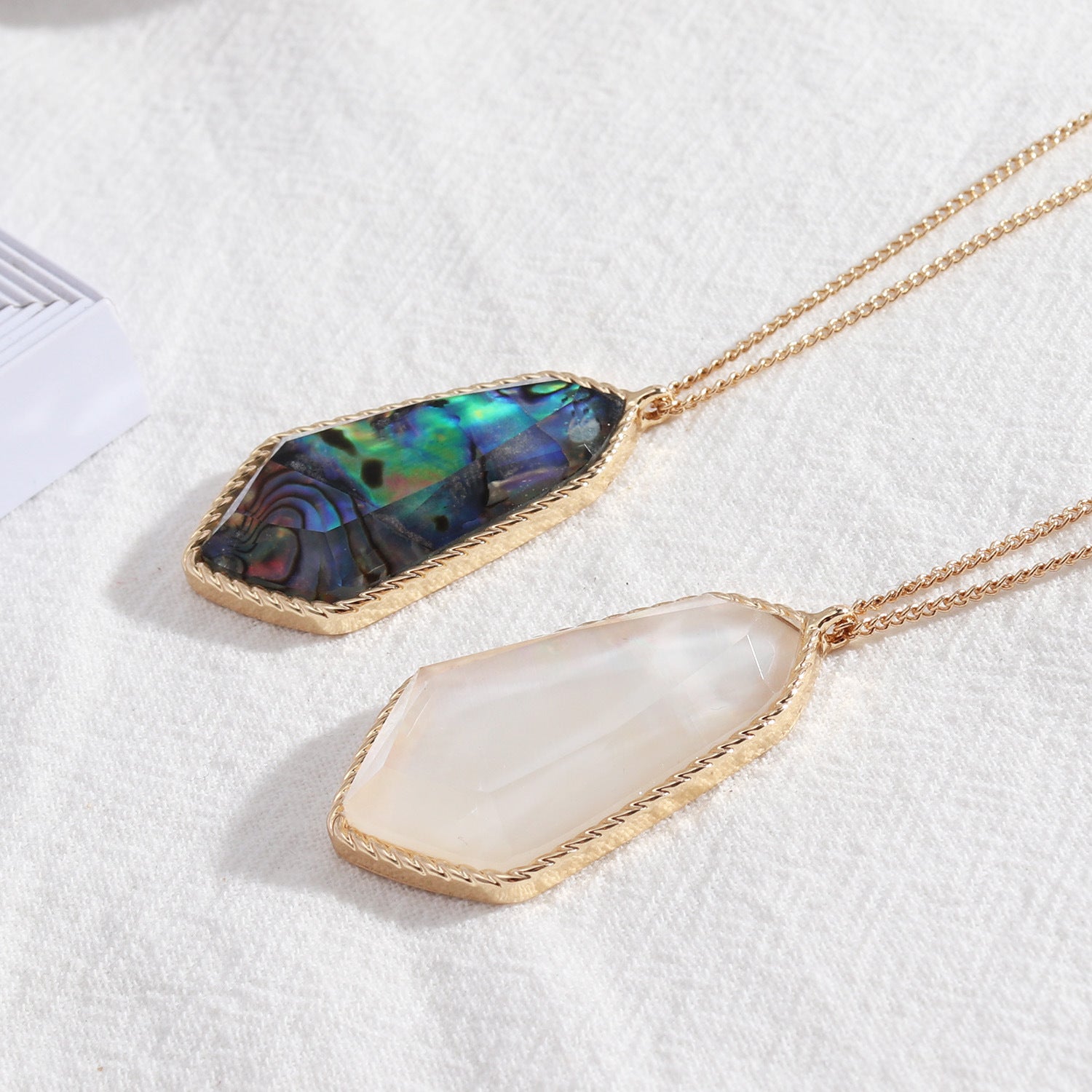 Collier en résine à longues facettes et coquille d'ormeau