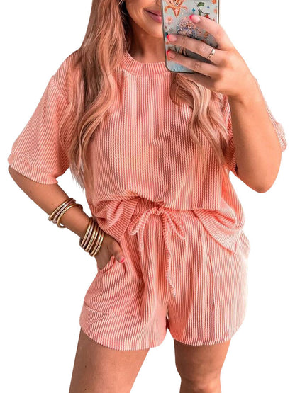 Ensemble deux pièces short taille élastique et haut col rond ondulé à manches courtes