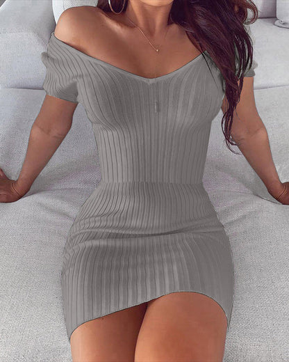 Robe ajustée unie à col en V