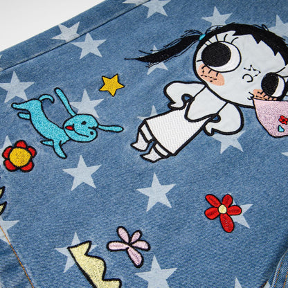 Chica estrella totalmente estampada con tejido bordado y jeans capri