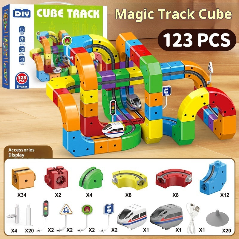 Petits jouets de blocs de construction électriques assemblés en forme de cube de voie ferrée