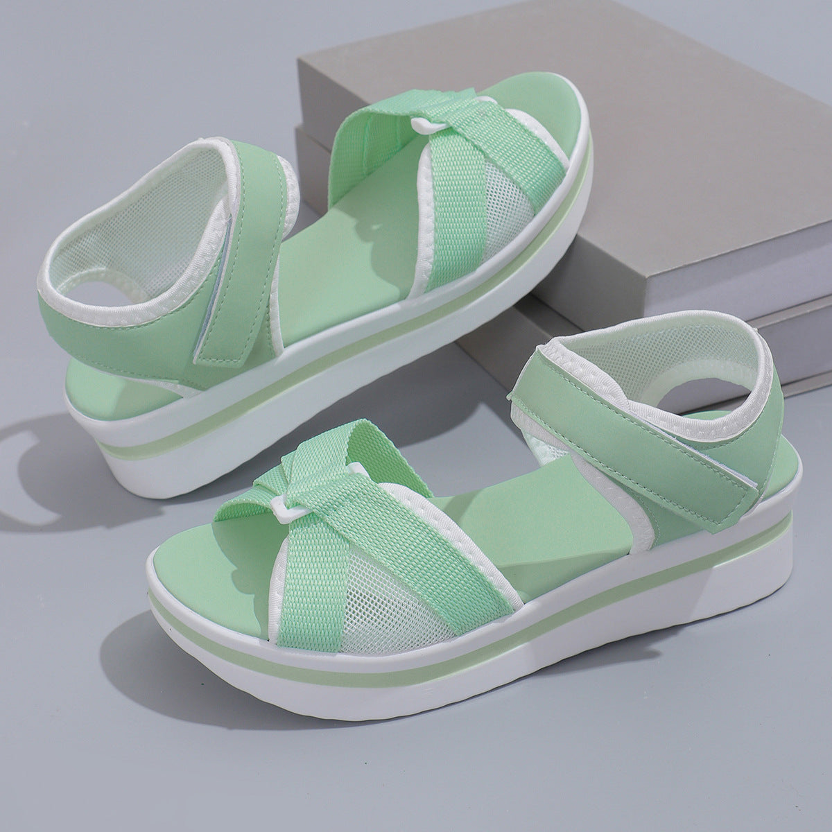 Sandales d'été en maille à brides croisées avec semelle épaisse à scratch Chaussures de plage pour femmes