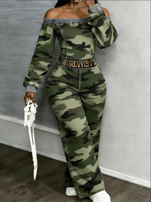 Mono camuflado de mujer con hombros descubiertos