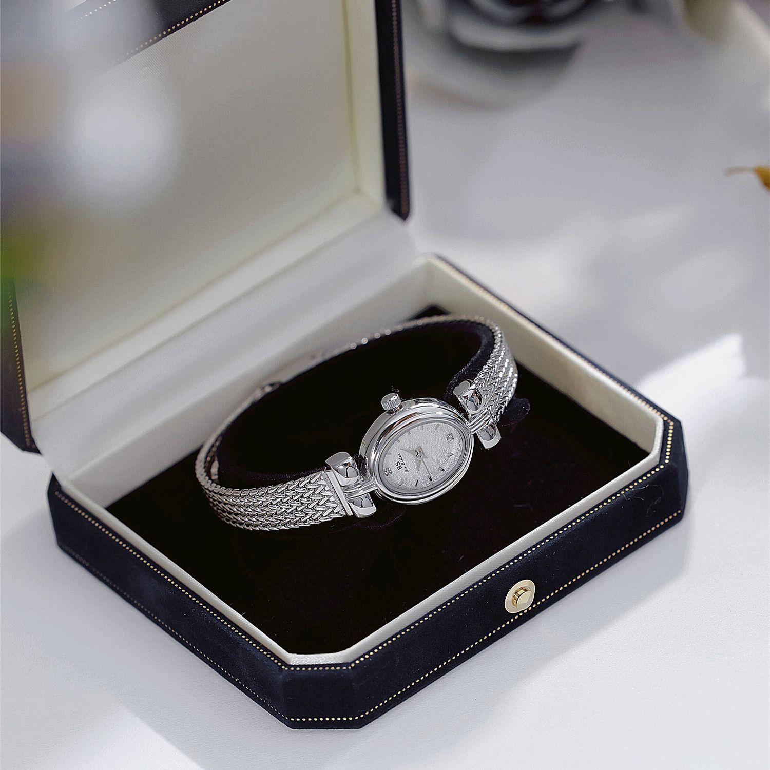 Montre en argent de petite taille au tempérament de luxe léger, style bijoux mi-anciens