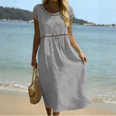 Elegante vestido de algodón y lino con cuello redondo y ribete de encaje bordado