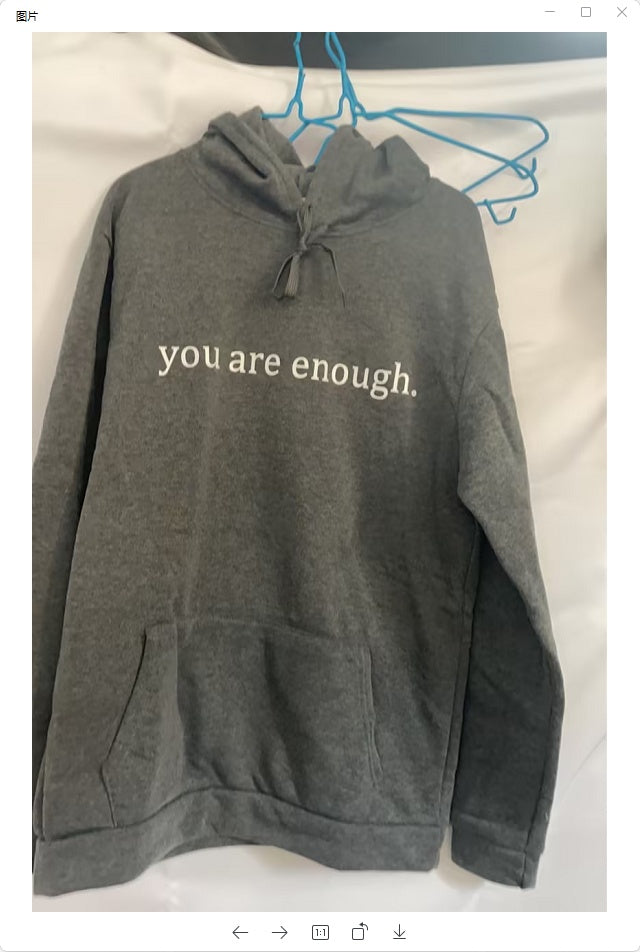 Querida persona detrás de mí, el mundo es un lugar mejor contigo en él, amor, la persona frente a ti. Sudadera con capucha unisex con estampado de letras de felpa y bolsillo tipo canguro con cordón ajustable.