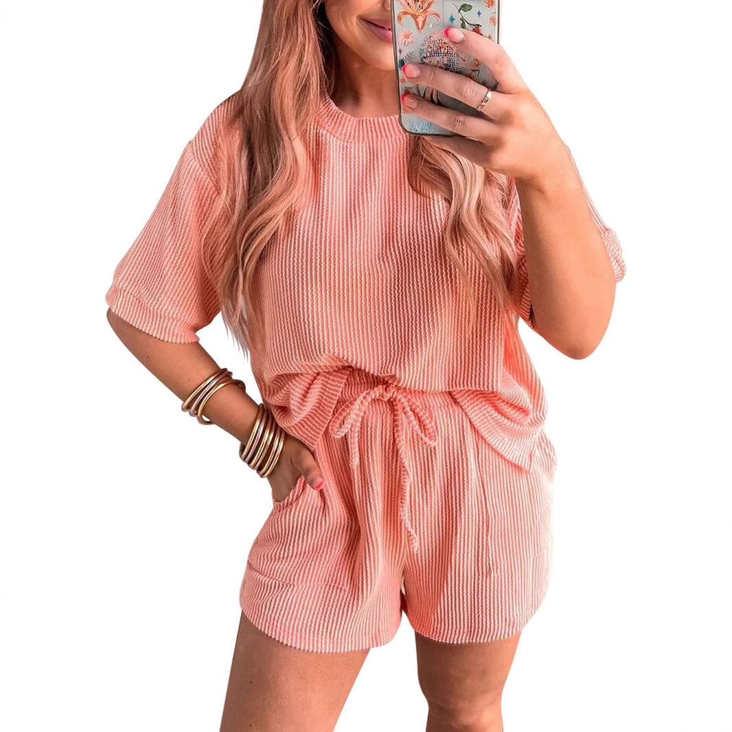 Ensemble deux pièces short taille élastique et haut col rond ondulé à manches courtes
