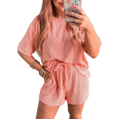 Ensemble deux pièces short taille élastique et haut col rond ondulé à manches courtes