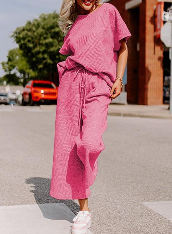 Conjunto de dos piezas de ropa de mujer informal con textura de color sólido, pantalones y manga corta