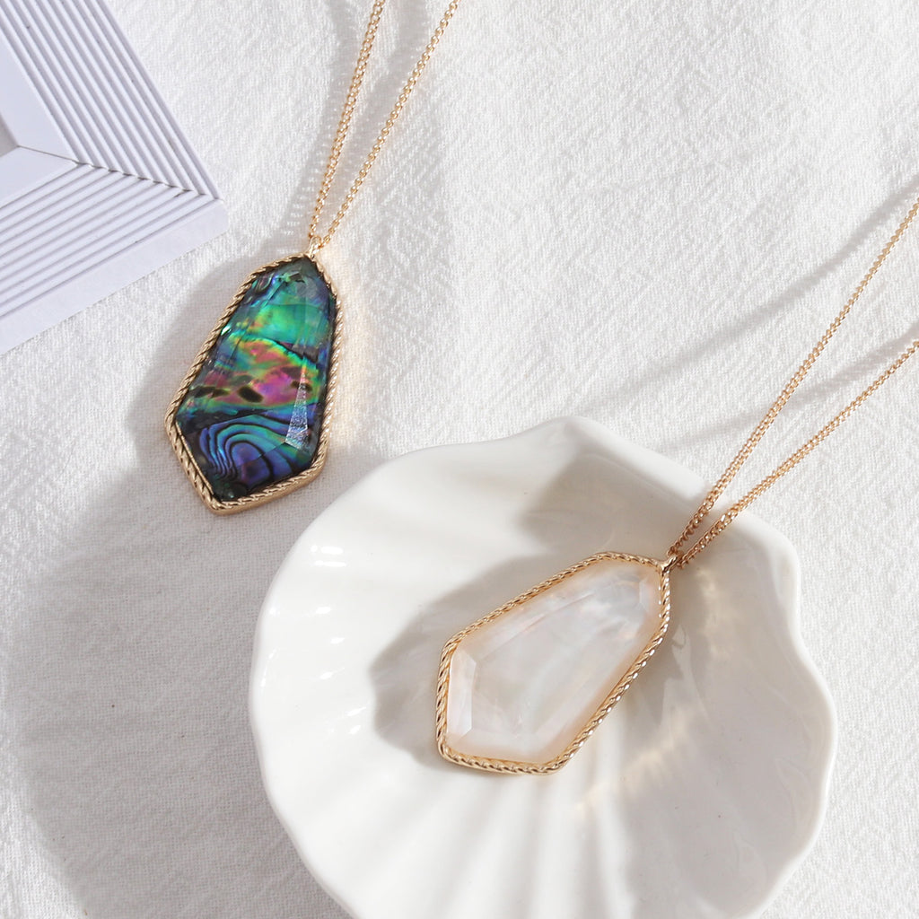 Collier en résine à longues facettes et coquille d'ormeau