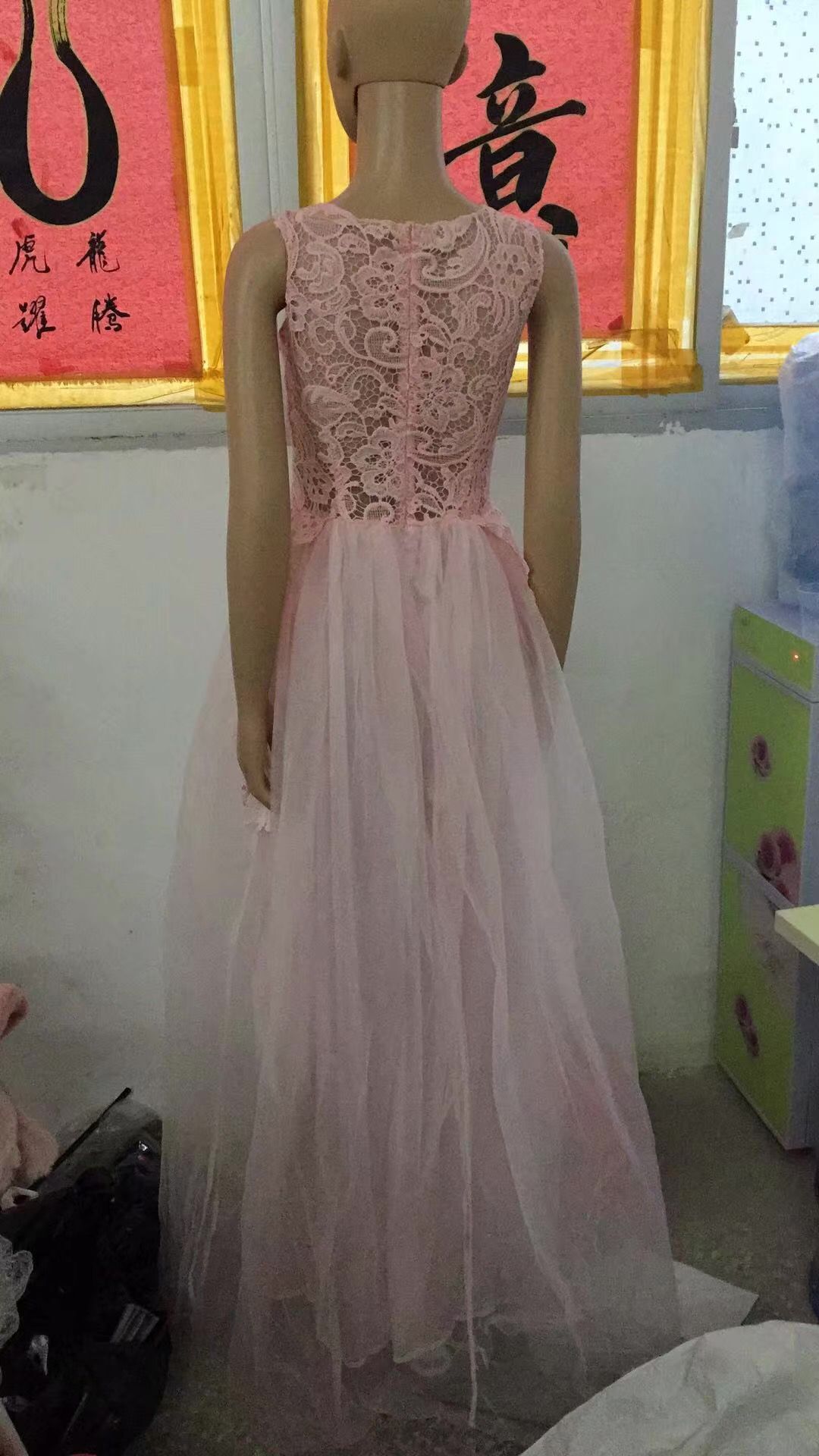 Robe de mariée sans manches à fleurs et dentelle pour femme