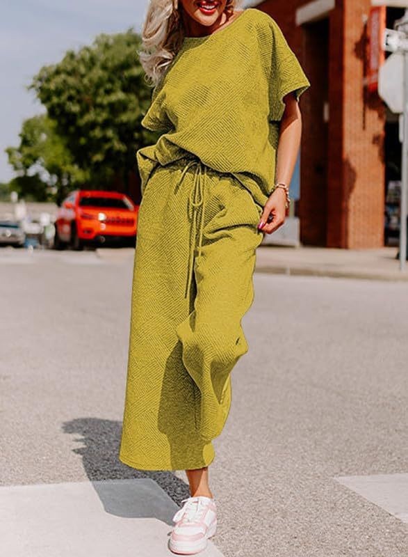 Conjunto de dos piezas de ropa de mujer informal con textura de color sólido, pantalones y manga corta