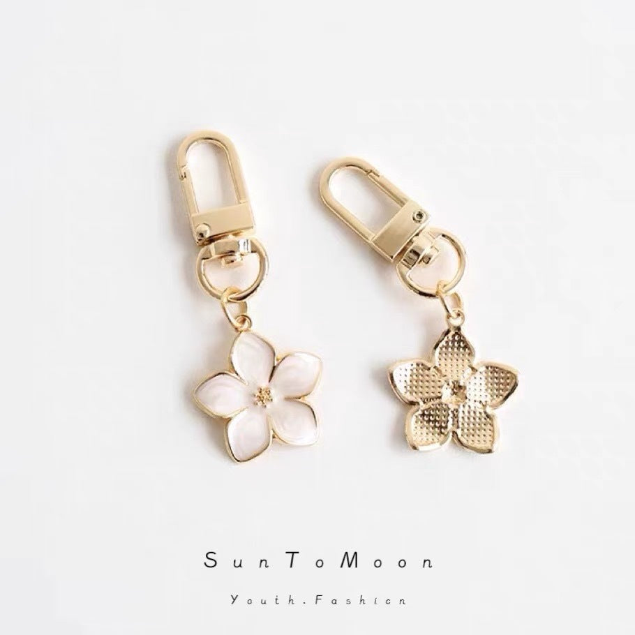 Porte-clés Fille Simple Cœur Fleur de Poire Pendentif de Sac d'École Japonais en Forme de Fleur