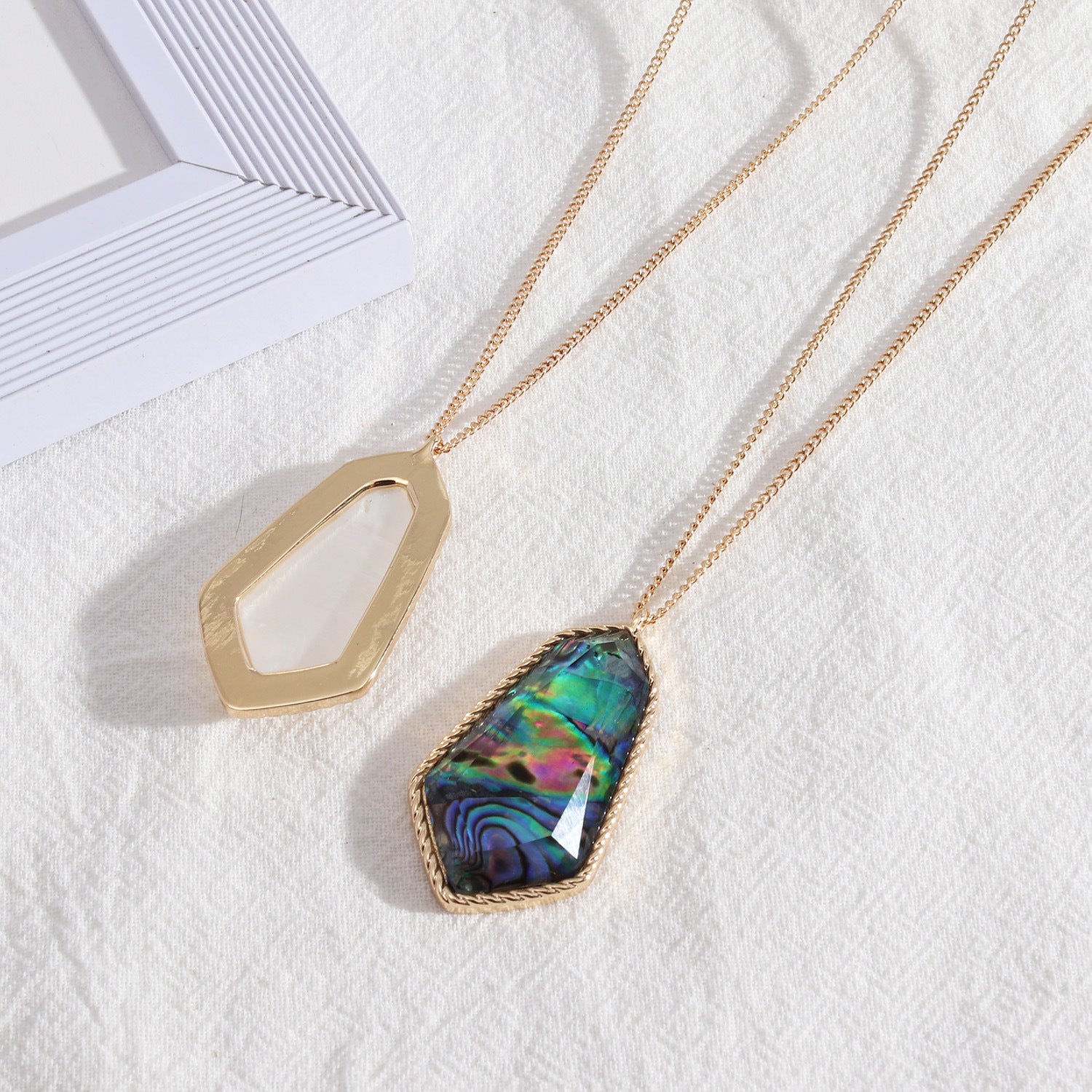 Collier en résine à longues facettes et coquille d'ormeau