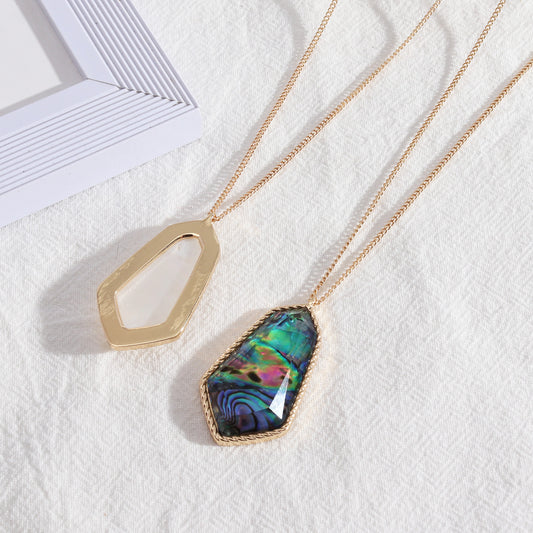 Collier en résine à longues facettes et coquille d'ormeau