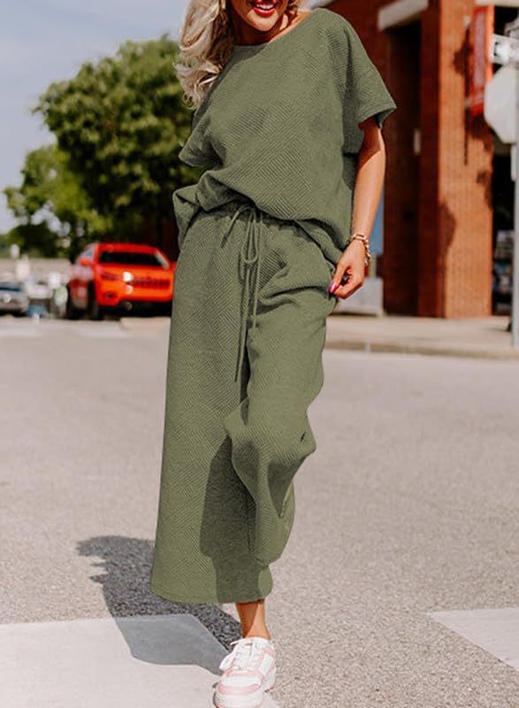 Conjunto de dos piezas de ropa de mujer informal con textura de color sólido, pantalones y manga corta