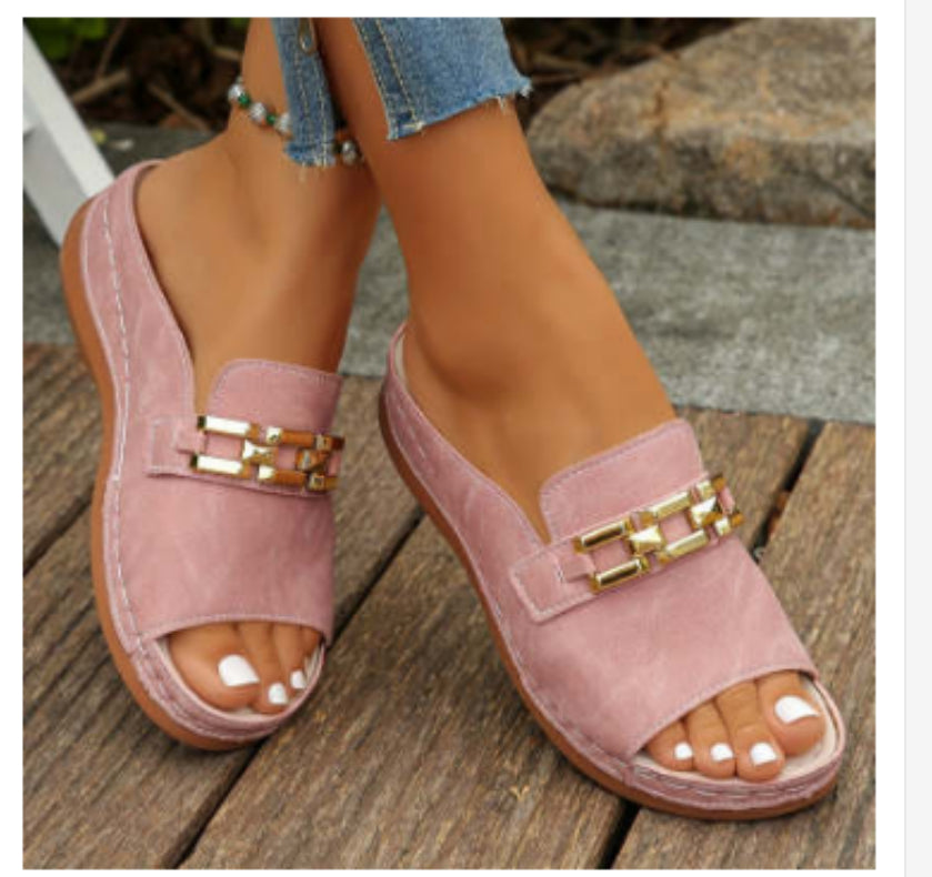Pantoufles peep toe grande taille avec accessoires métalliques