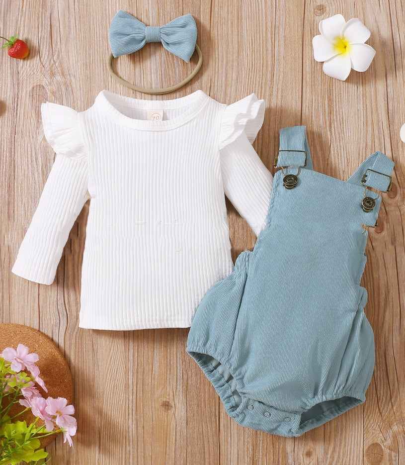Traje de camiseta lisa con raya hundida y pantalón con tirantes
