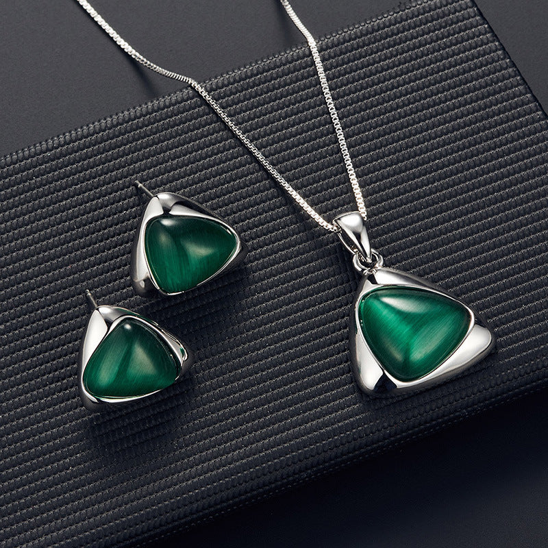 Parure collier et boucles d'oreilles œil-de-chat triangle géométrique