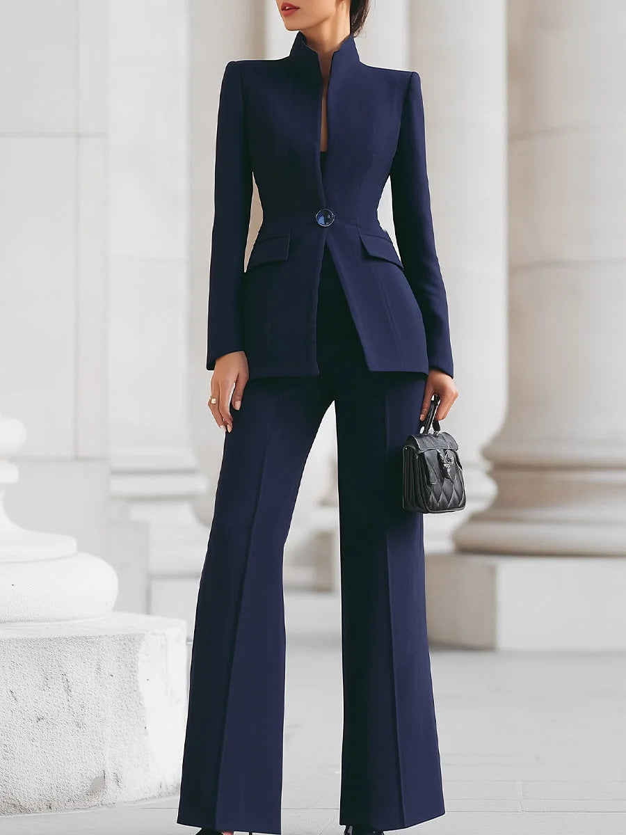 Traje de dos piezas de pantalón con saco pequeño de un botón, color sólido y manga larga.