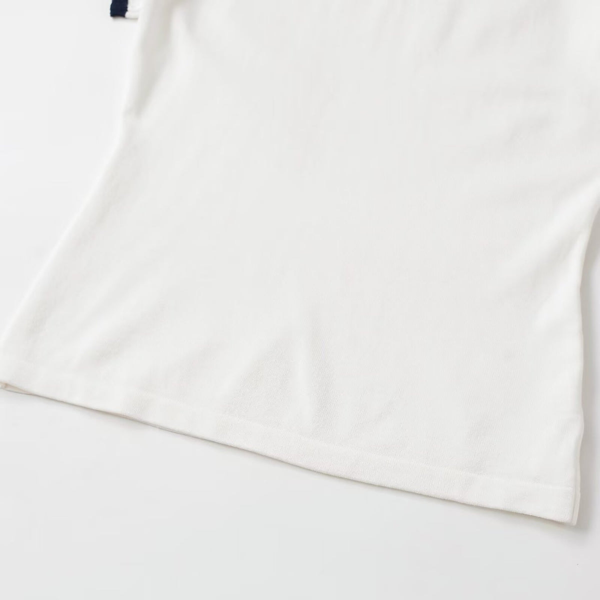 Short sleeved round neck contrasting T-shirt