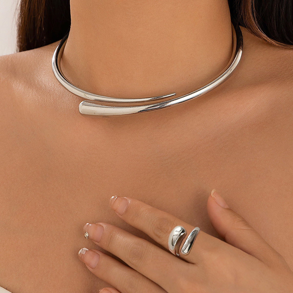 Collier ras-de-cou simple, bracelet ouvert, surface brillante en métal géométrique