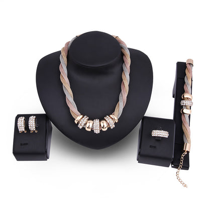 Ensemble quatre pièces plaqué or avec diamants, à la mode