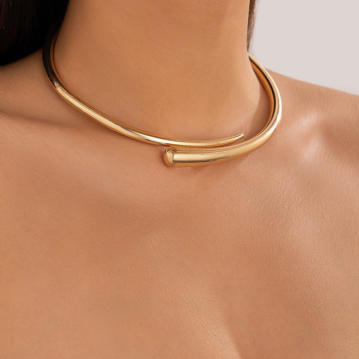Collier ras-de-cou simple, bracelet ouvert, surface brillante en métal géométrique