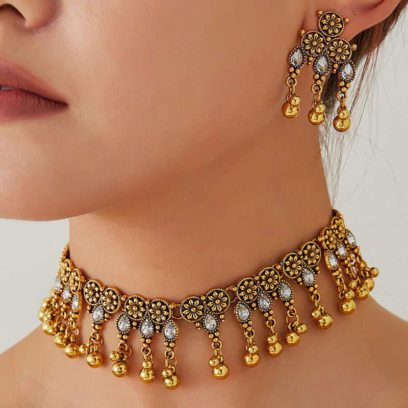 Parure collier et boucles d'oreilles vintage en or avec pierres précieuses