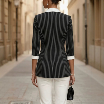 llamativa chaqueta de traje cruzada.