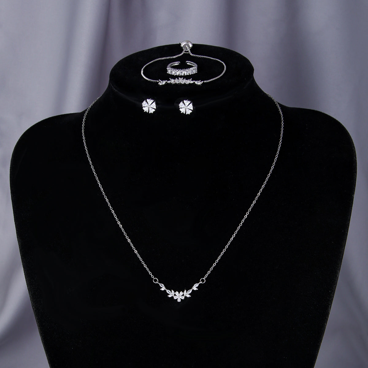 Sencillo y Elegante Conjunto de Joyas con Circonita Incrustada, Collar de Flores Plateado, Exquisitos Pendientes, Pulsera y Anillo, Adecuado para el Uso Diario y Festivo de la Mujer