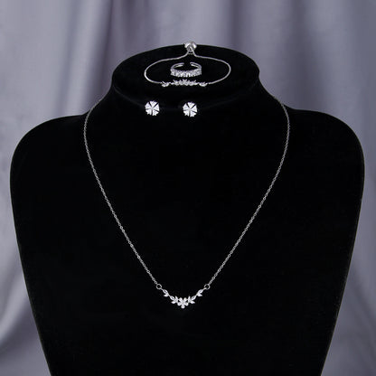 Ensemble de bijoux élégant et simple incrusté de zircon, collier fleur argent, boucles d'oreilles exquises, bracelet et bague, adapté aux femmes pour un usage quotidien ou en vacances