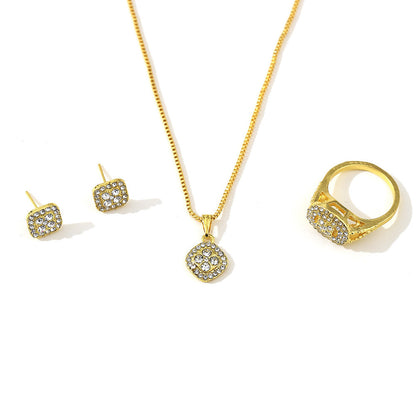 Parure de mariée trois pièces : bague de fiançailles, clous d'oreilles et collier
