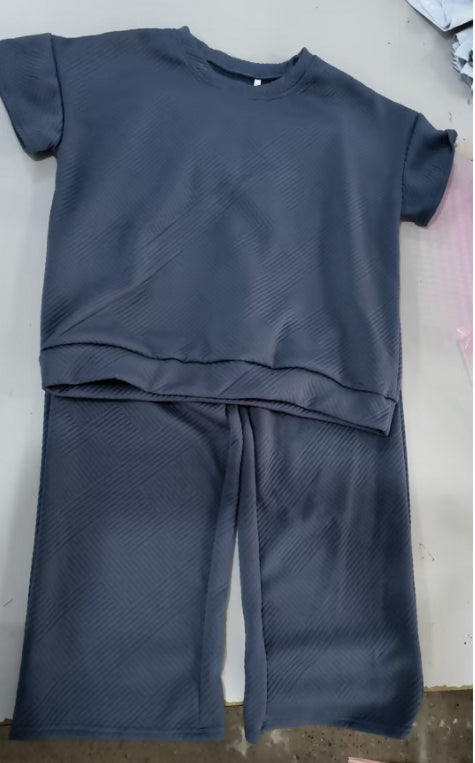 Conjunto de dos piezas de ropa de mujer informal con textura de color sólido, pantalones y manga corta